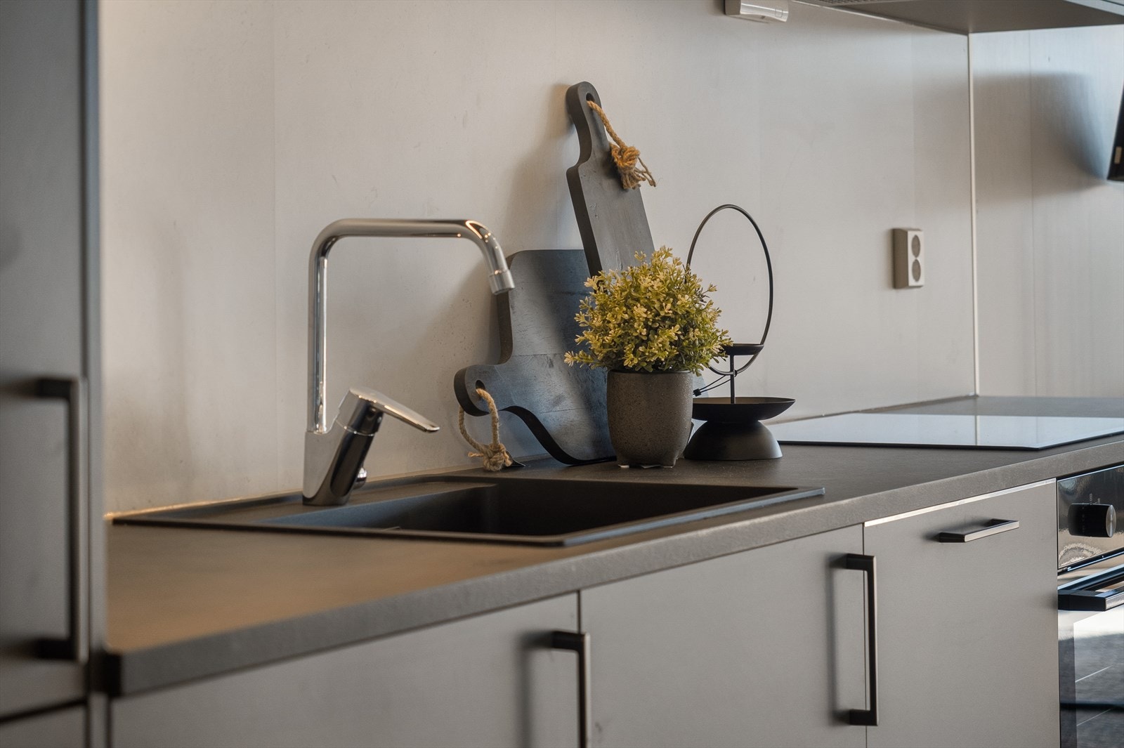 Bra med skap- og benkeplass som passer bra til matlaging. (Bilde fra 3C). Galleribilde