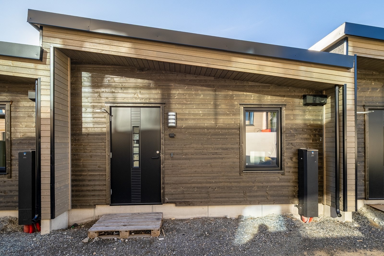 Med leiligheten følger en biloppstillingsplass og en sportsbod for ekstra lagring. Galleribilde