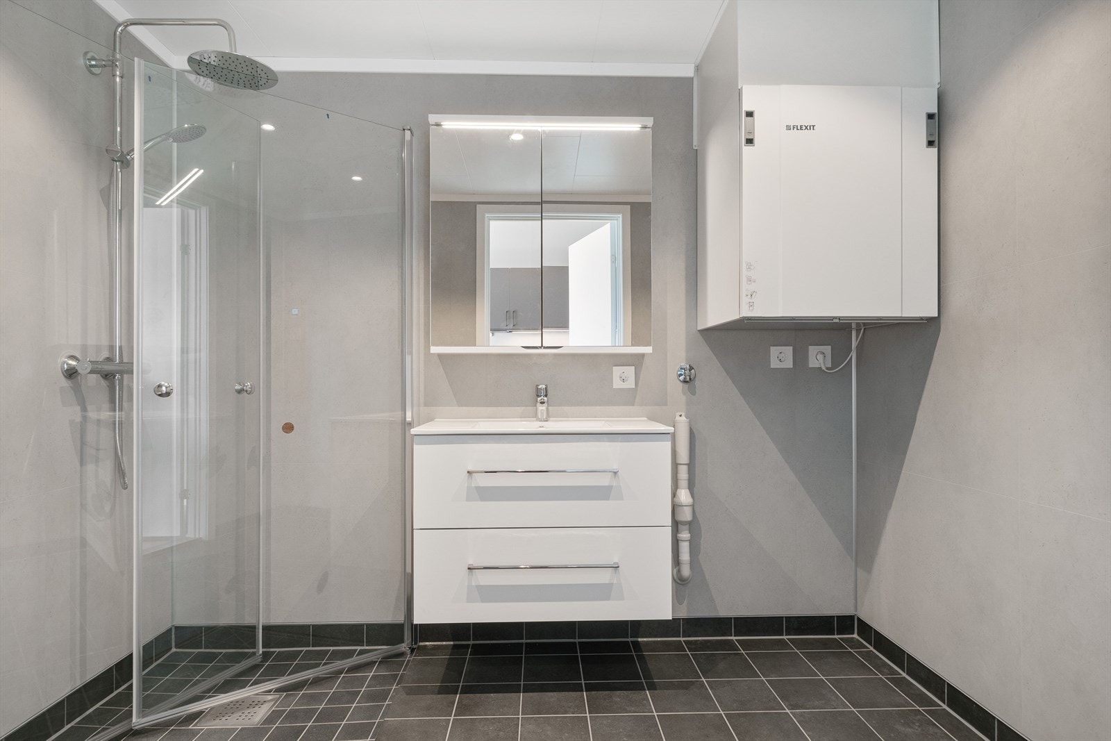 Pent bad med fliser og varme i gulv. (Bilde fra 3C). Galleribilde