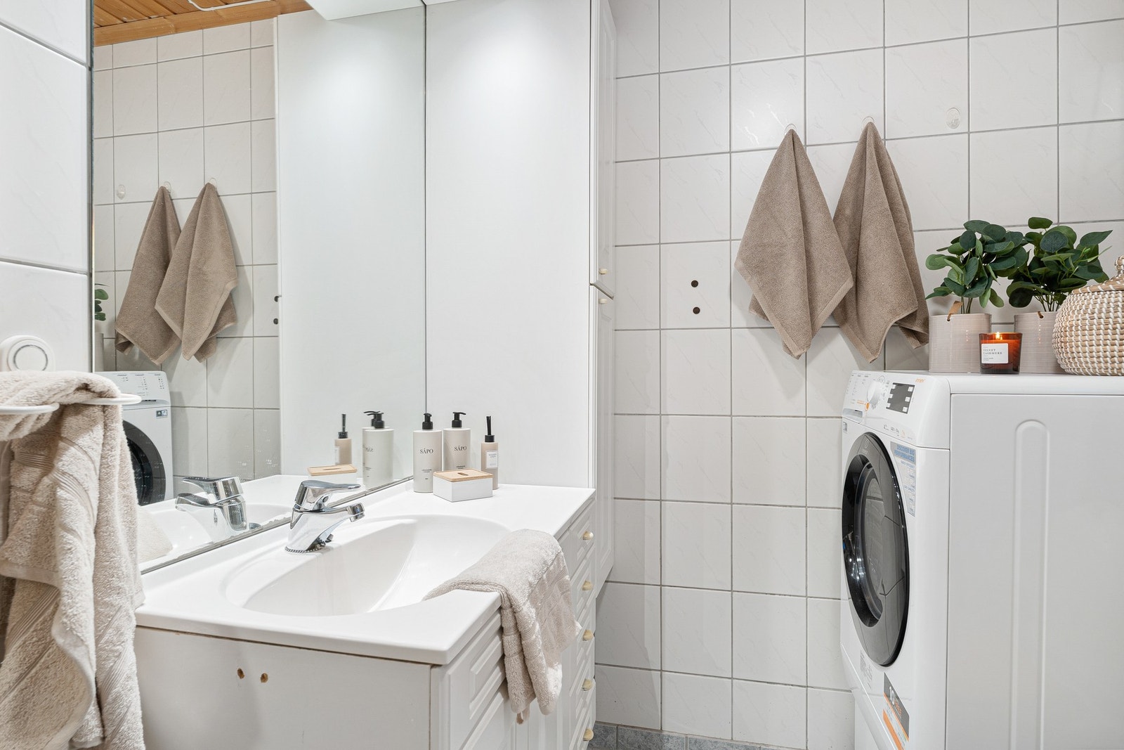 Baderommet består av servant med underskap, sideskap, dusjkabinett, toalett og opplegg for vaskemaskin. Galleribilde