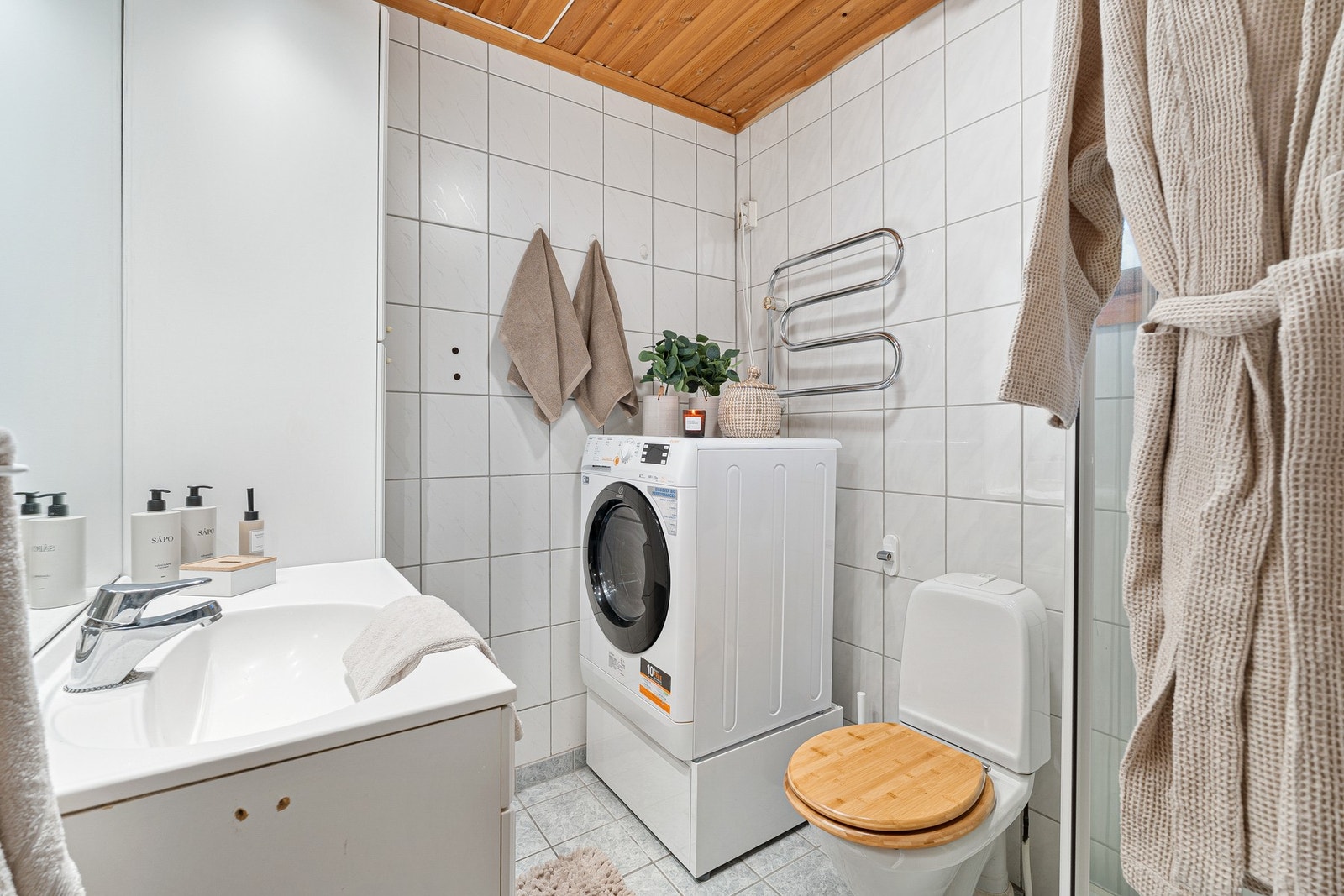 Baderom med plass til vaskemaskin og oppbevaring. Galleribilde