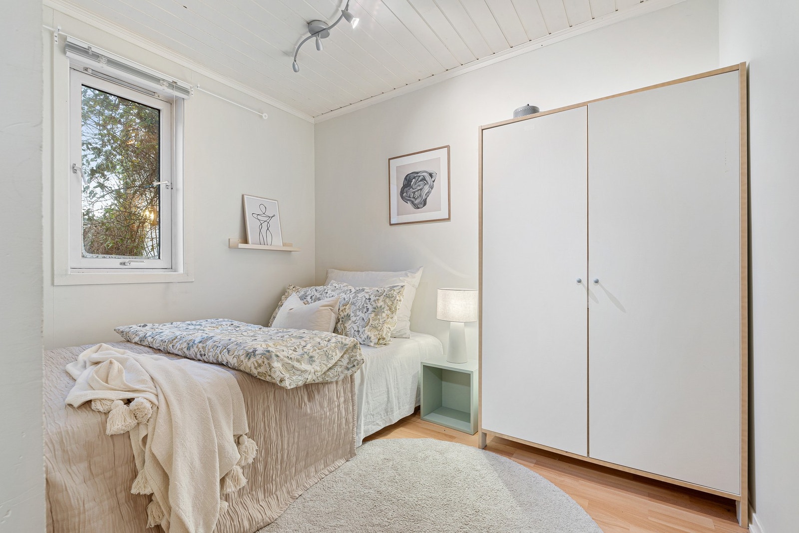 Lyst og pent soverom med god plass til seng og garderobeløsning. Galleribilde