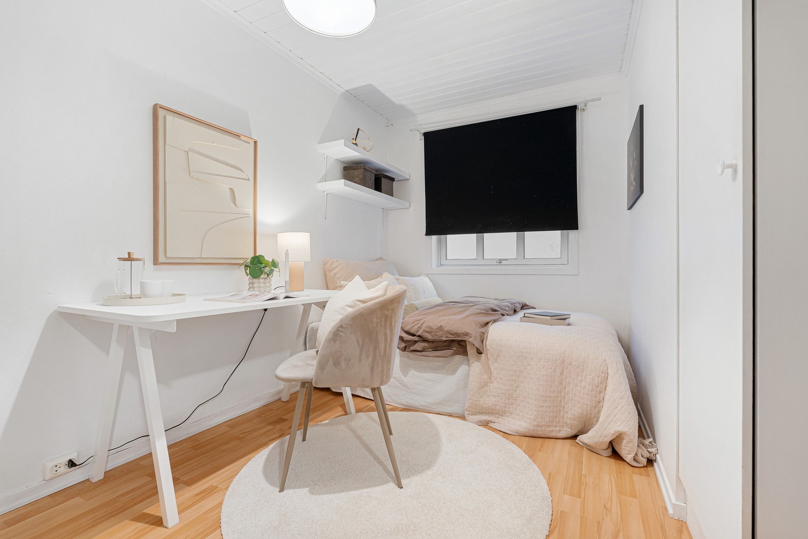 Soverom med plass til både seng og arbeidsplass. Galleribilde