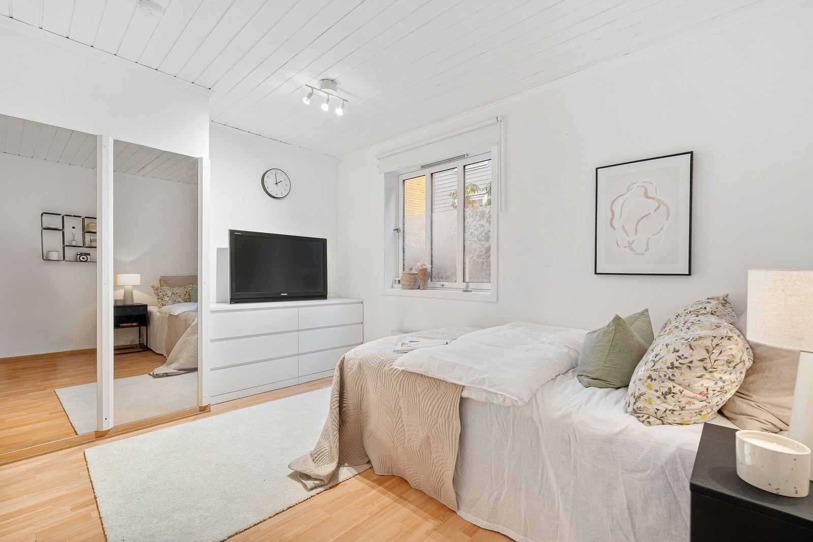 Stort soverom med god plass til seng og øvrig møblering. Galleribilde