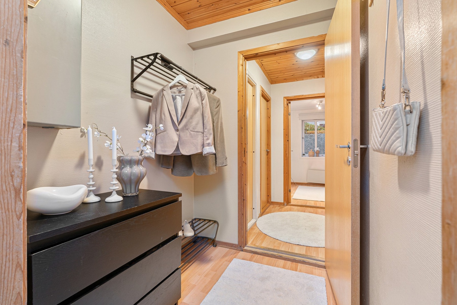 Romslig entréområde med garderobeløsning. Galleribilde