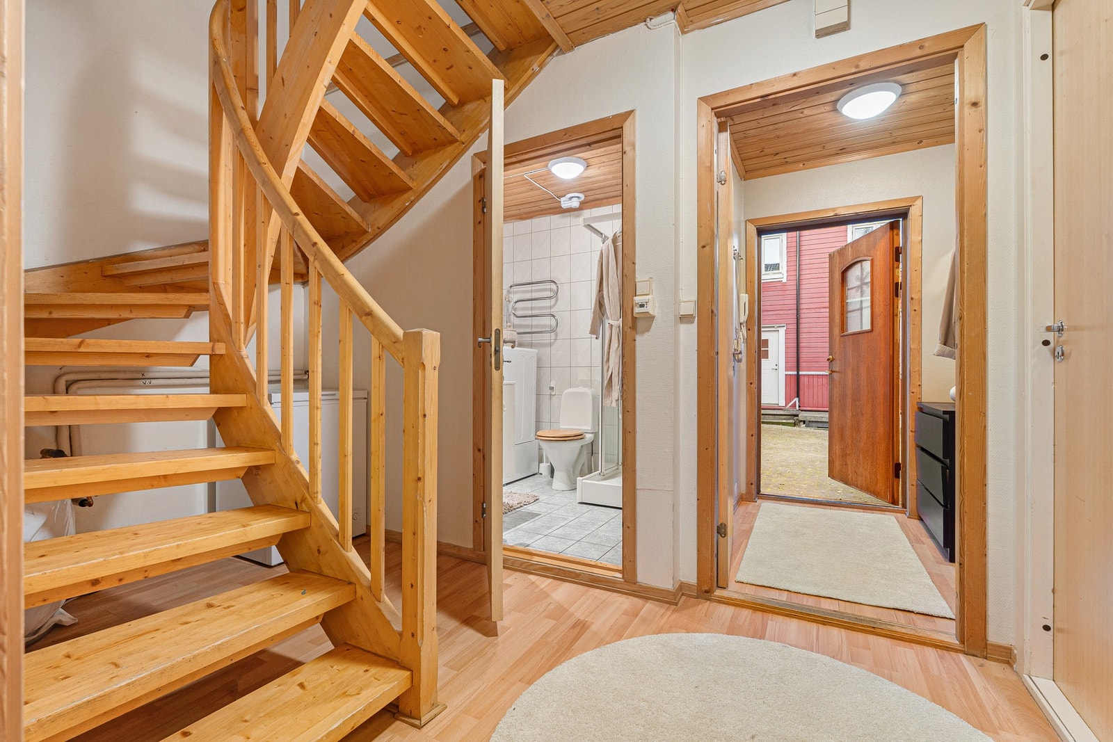 Leiligheten strekker seg over to plan og er lett å innrede. Galleribilde