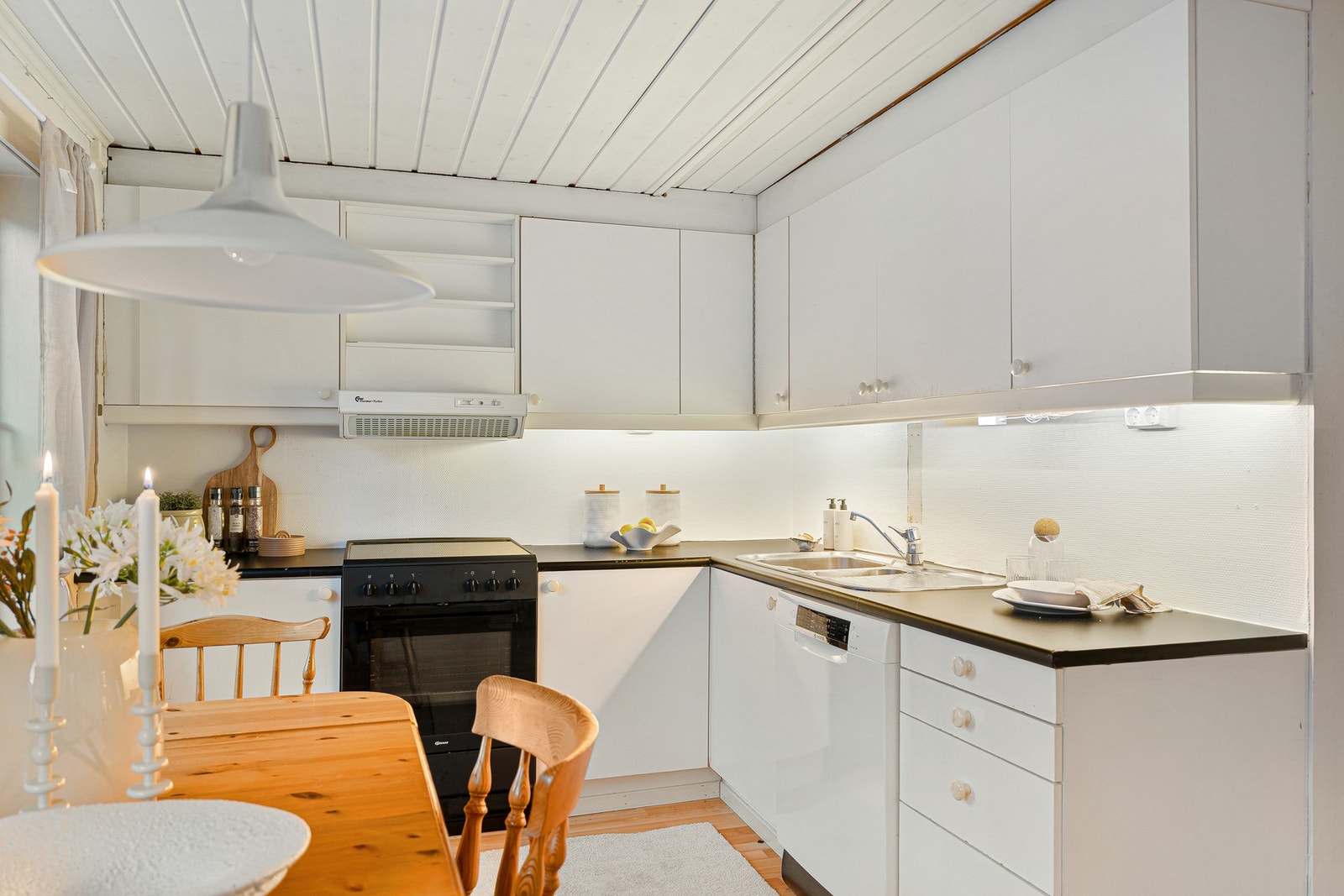 Lyst kjøkken med lyse fronter og god arbeidsflate. Galleribilde