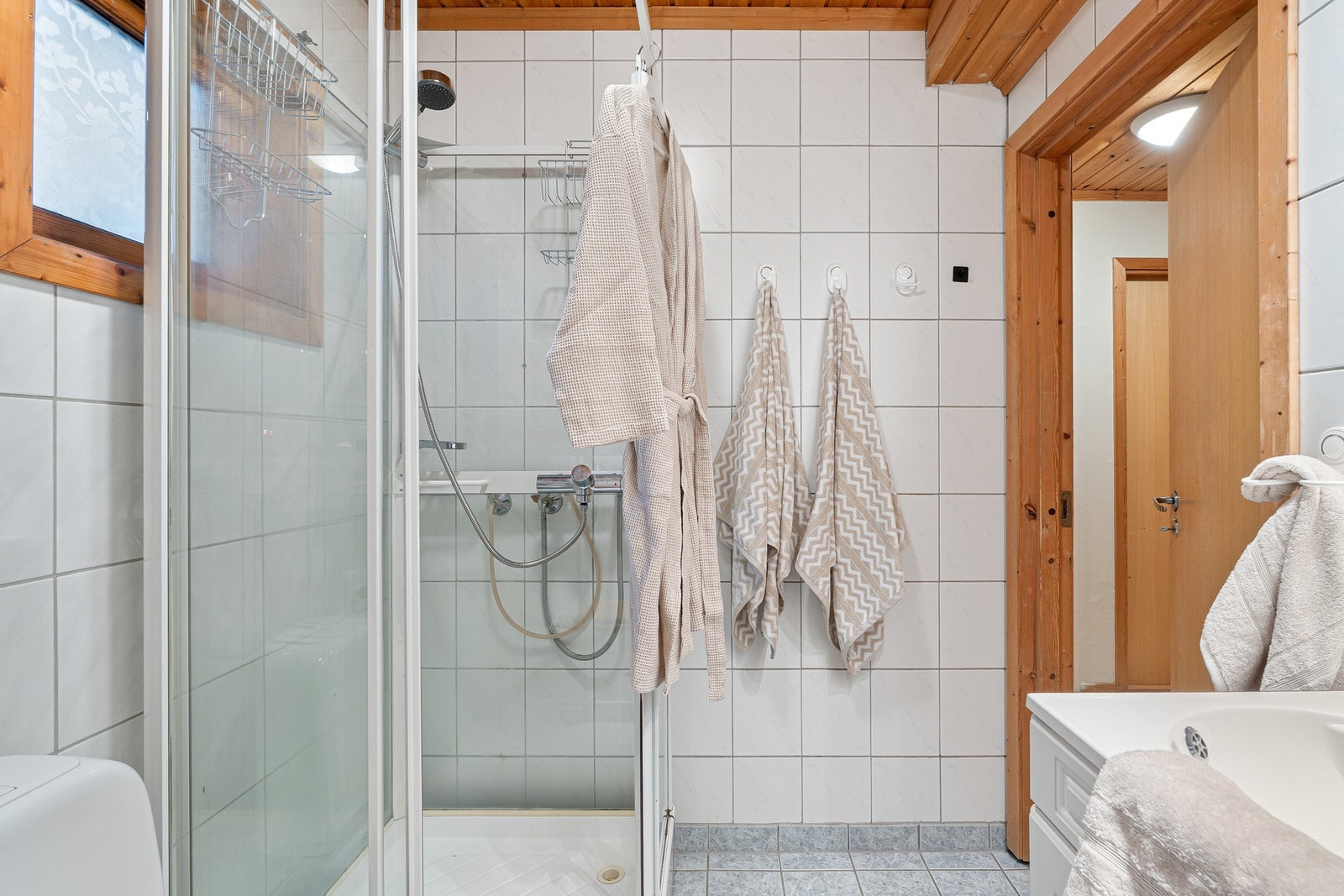 Praktisk dusjkabinett som sparer baderommet for slitasje. Galleribilde