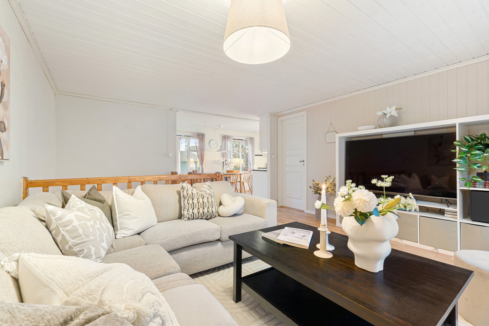 Trivelig og luftig stue med åpen løsning mot spiseområdet. Galleribilde