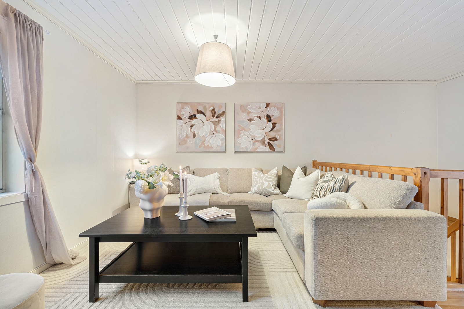 Stuen har god plass til både sofagruppe og TV-krok. Galleribilde