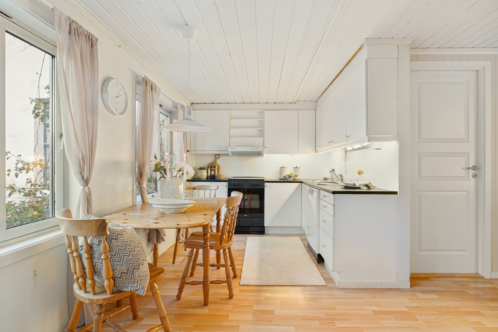 Lyst og praktisk kjøkken med plass til spiseplass ved vinduet. Galleribilde