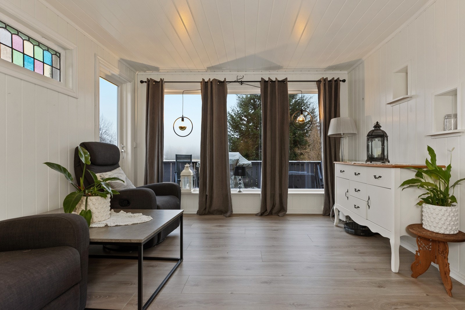 De store vindusflatene gir mye naturlig lys. Galleribilde