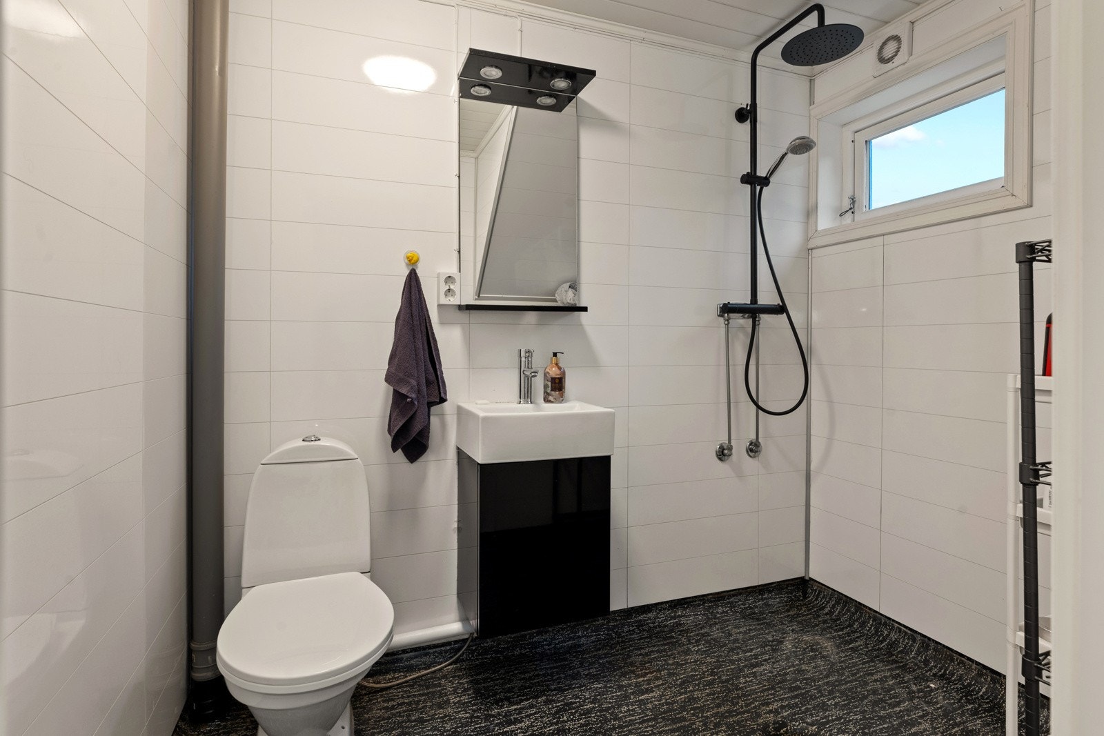 Bad innredet med dusj, servant og WC. Galleribilde