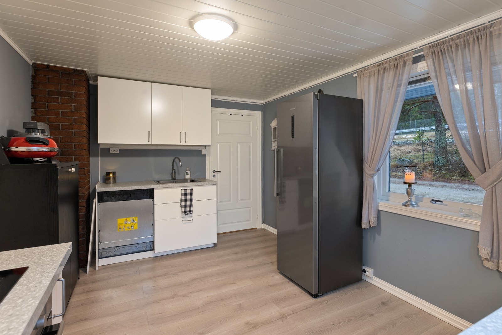 Kjøkkenet har god skap og benkeplass. Galleribilde