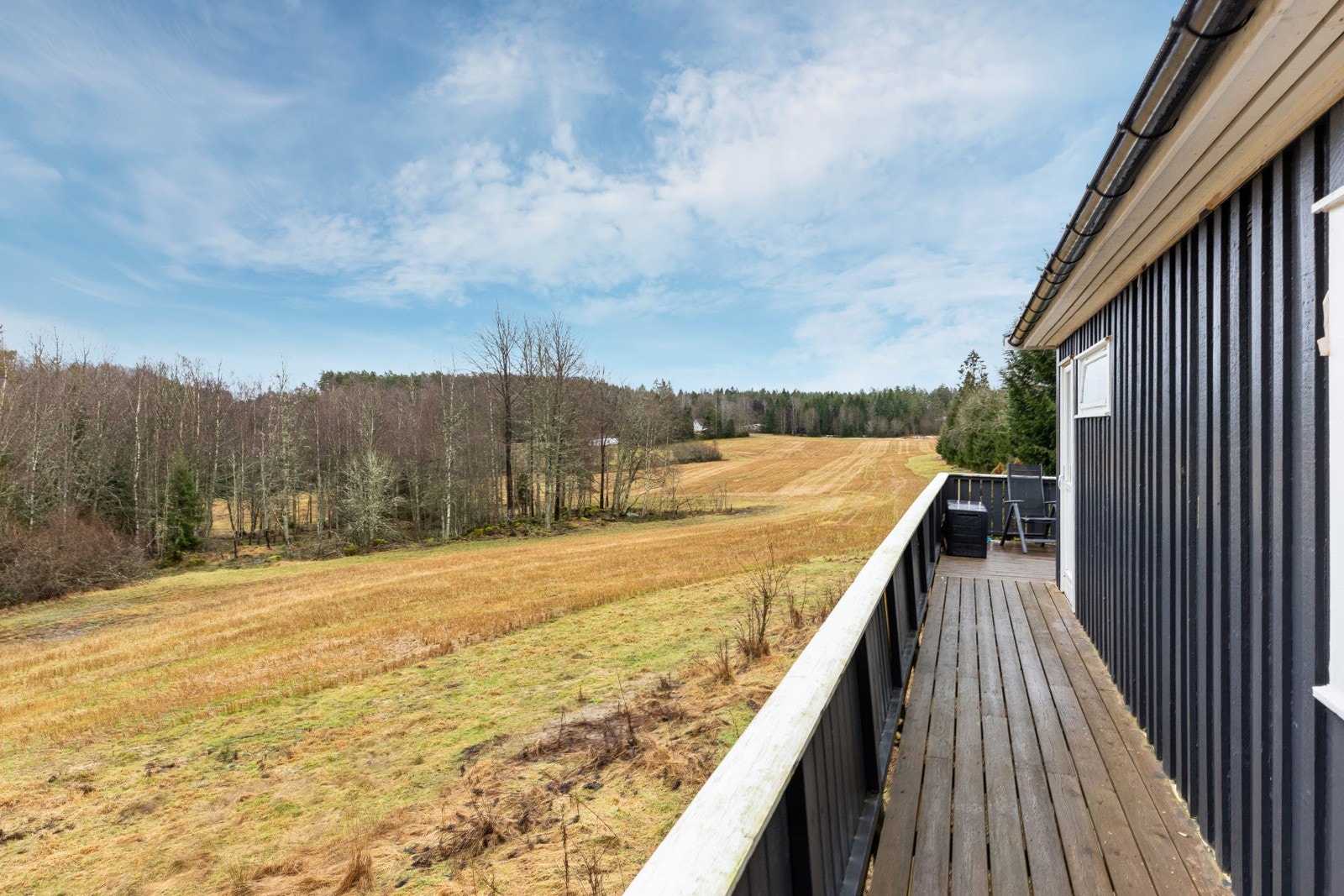 Verandaen bøyer seg rundt huset på østsiden. Galleribilde