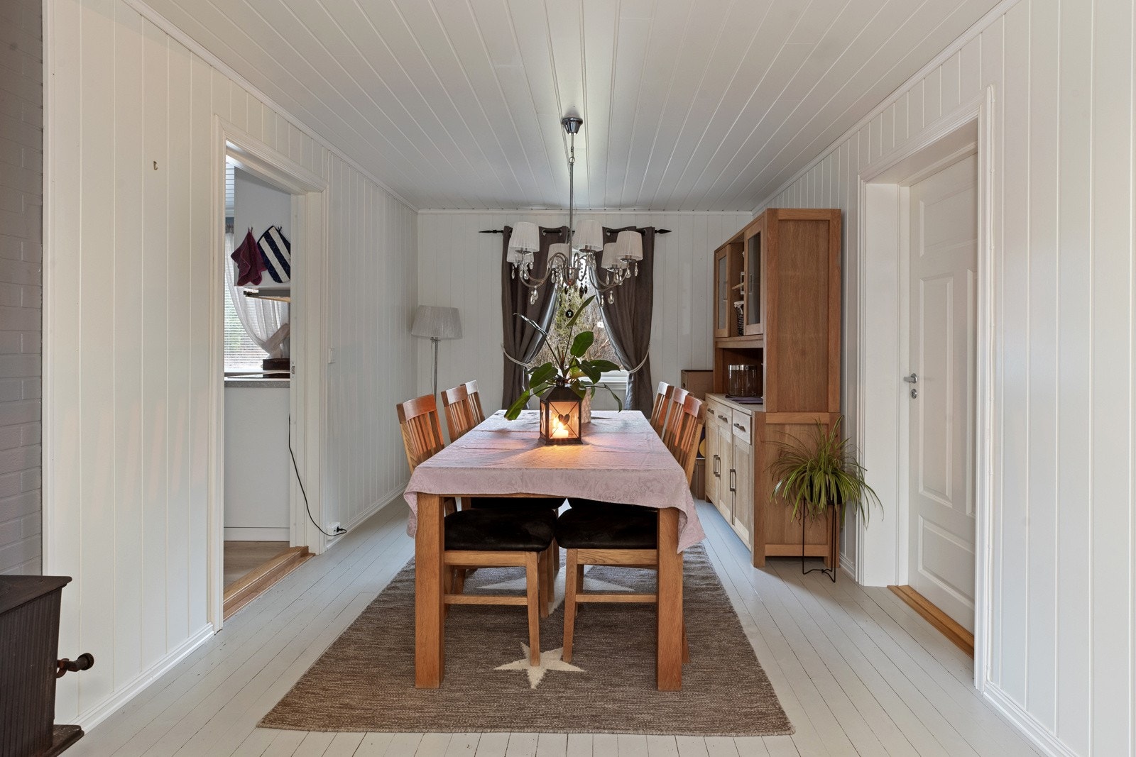 Koselig spisegruppe. Galleribilde