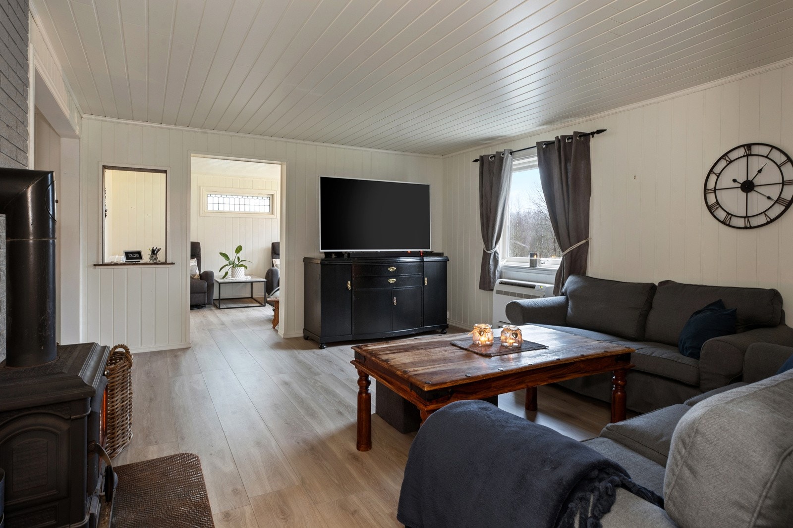 Romslig stue. Galleribilde