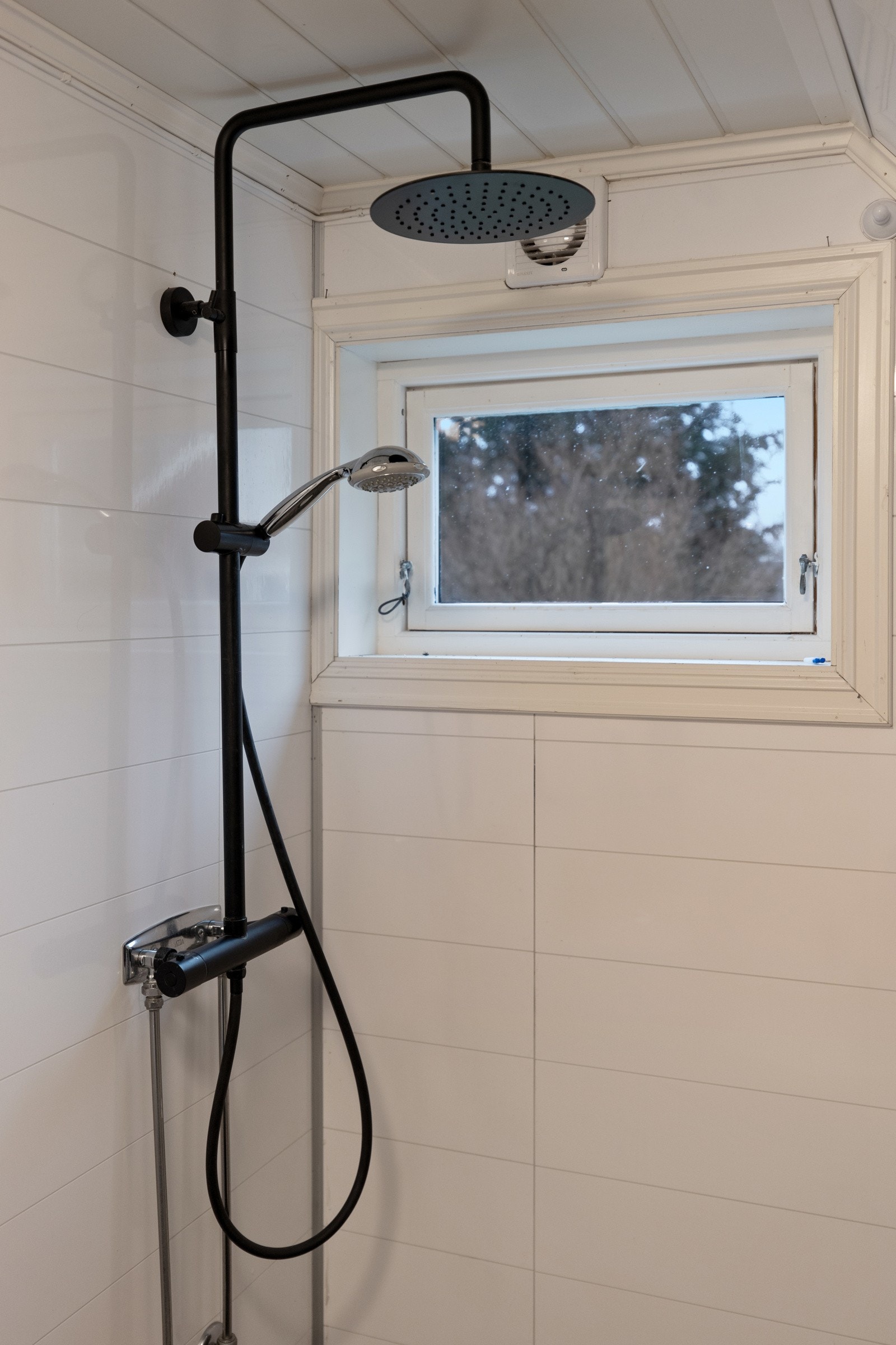 Bad innredet med dusj, servant og WC. Galleribilde