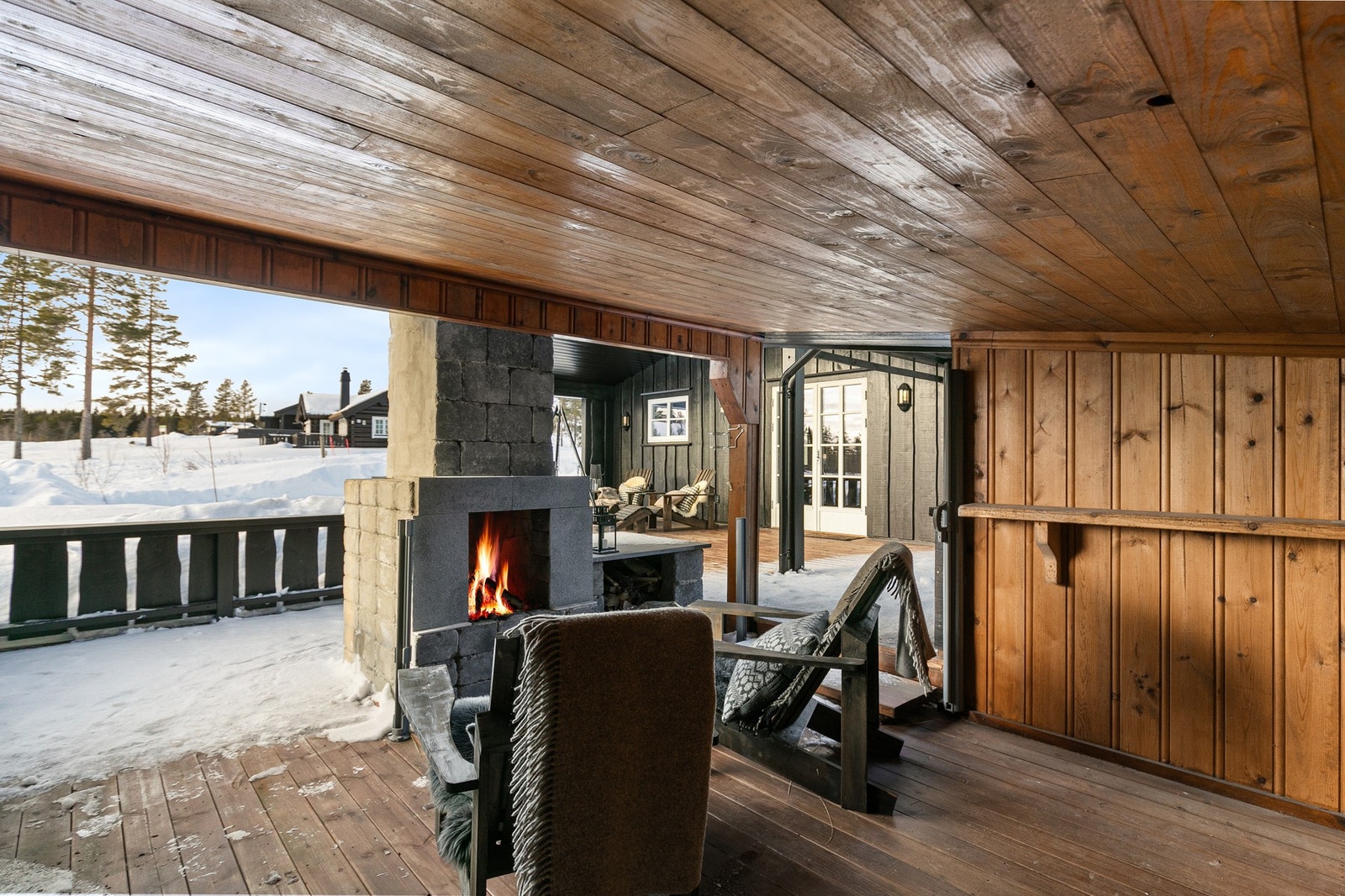 Gapahuk med utepeis og store terrasseflater hvor du kan nyte påskesolen Galleribilde