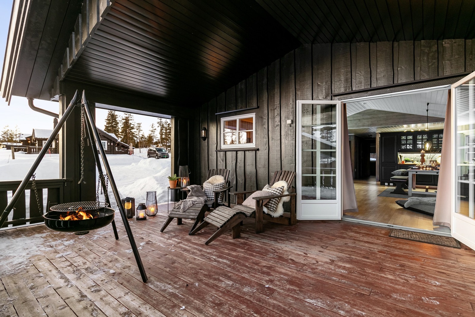 Hytta har store uteplasser med gode solforhold Galleribilde