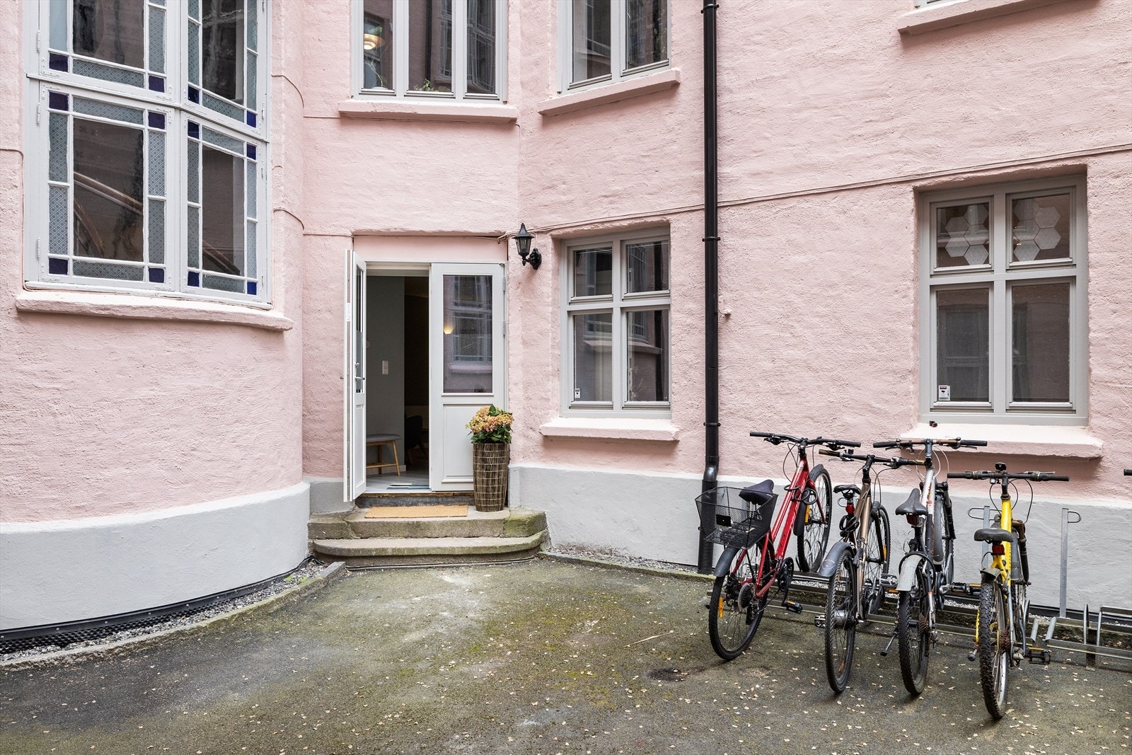 Fra bakgård har du separat inngang til boligens utleiedel. Galleribilde