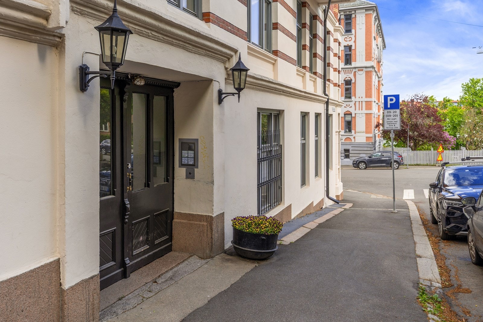 Leilighetens beliggenhet er i en stille sidegate, i sentralt og sjarmerende nabolag. Galleribilde