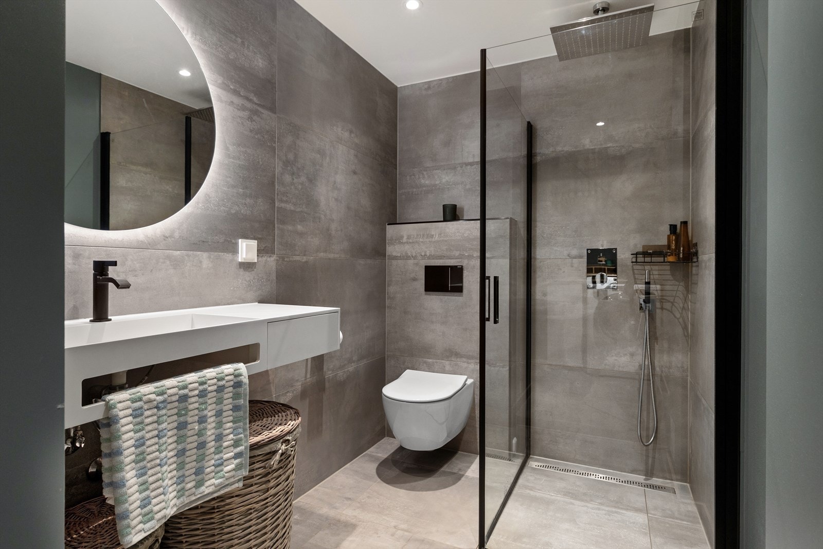 Moderne bad med stilrent design fra 2020. Romslig dusj og vegghengt toalett. Galleribilde