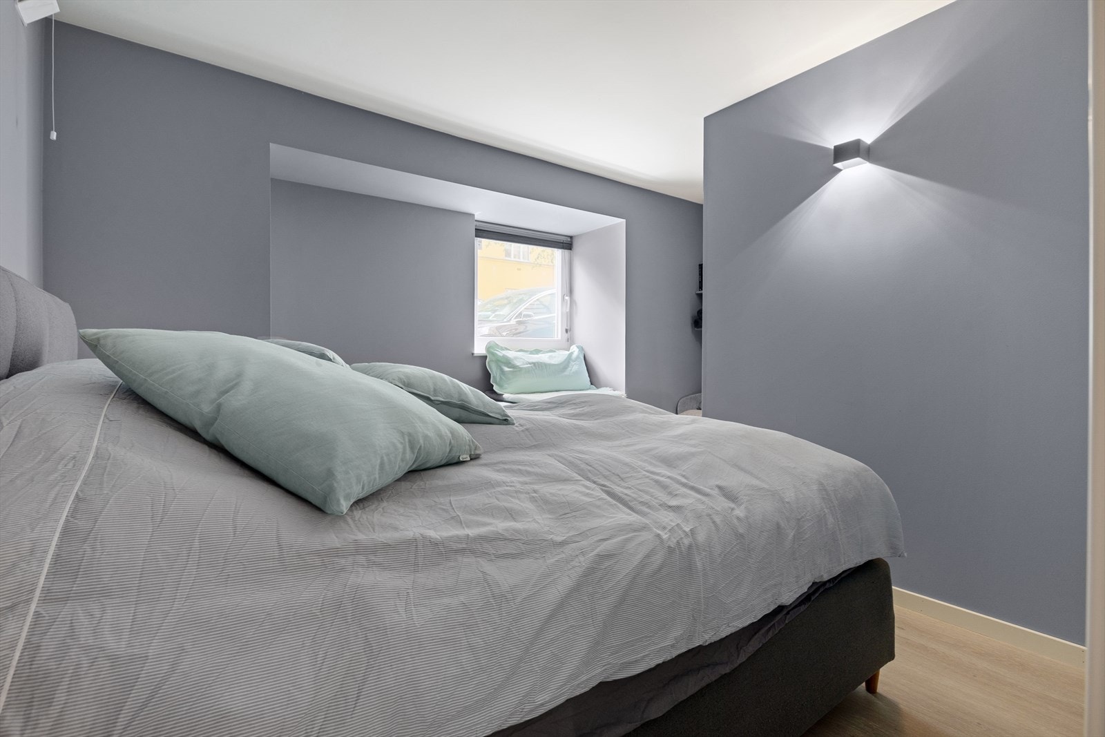 Soverom med walk-in-closet. Galleribilde