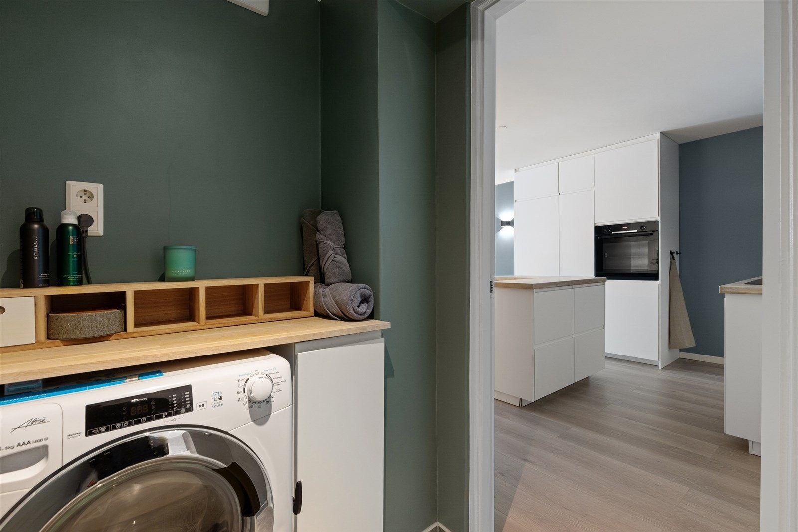 Praktiske detaljer rundt vaskemaskin. Galleribilde