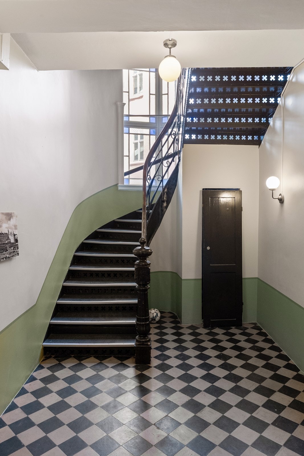 Felles oppgang. Galleribilde