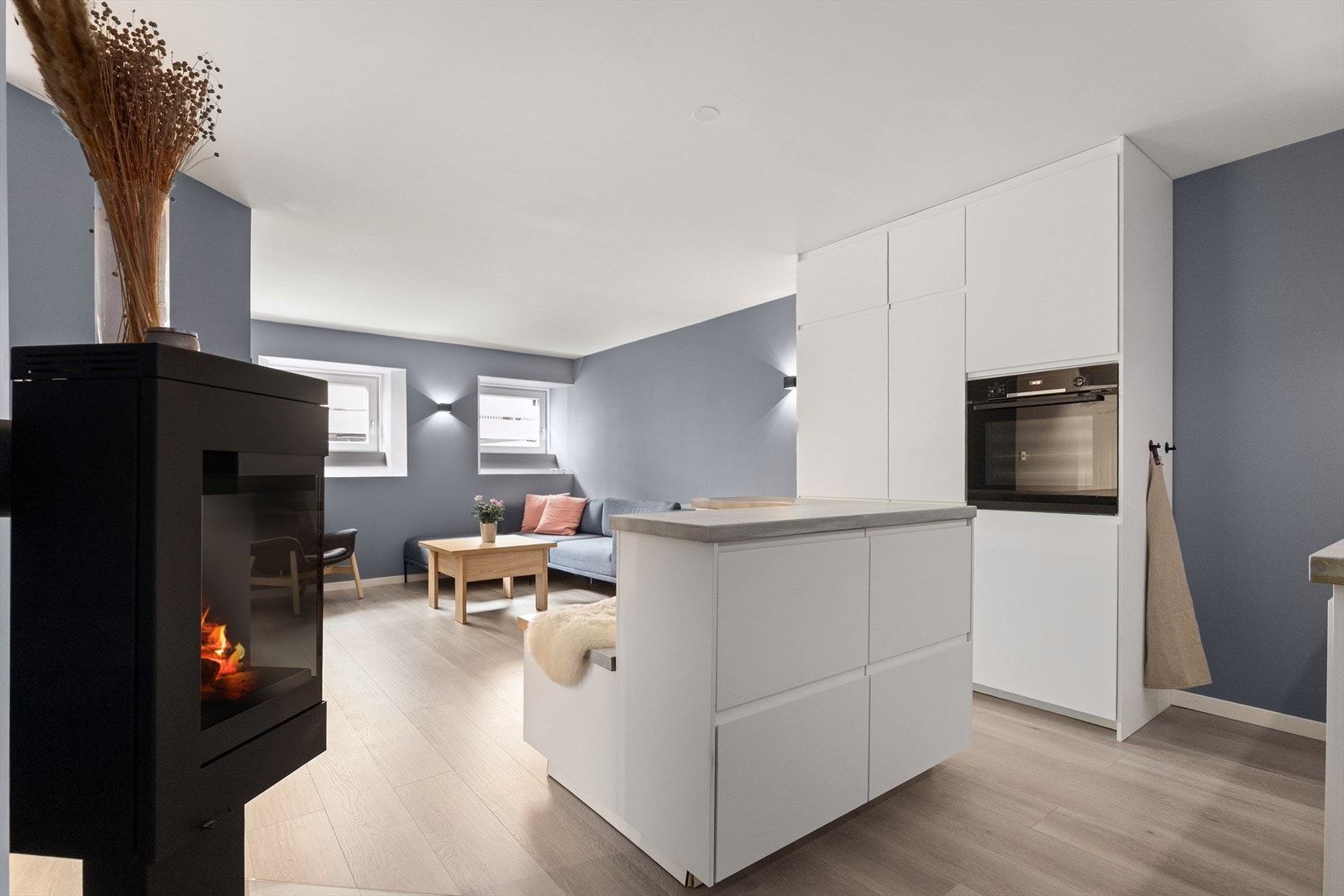 Kjøkkenet er utstyrt med integrerte hvitevarer som kokeplate med innebygd ventilator, integrert komfyr, oppvaskmaskin og kjøleskap med fryser. Galleribilde