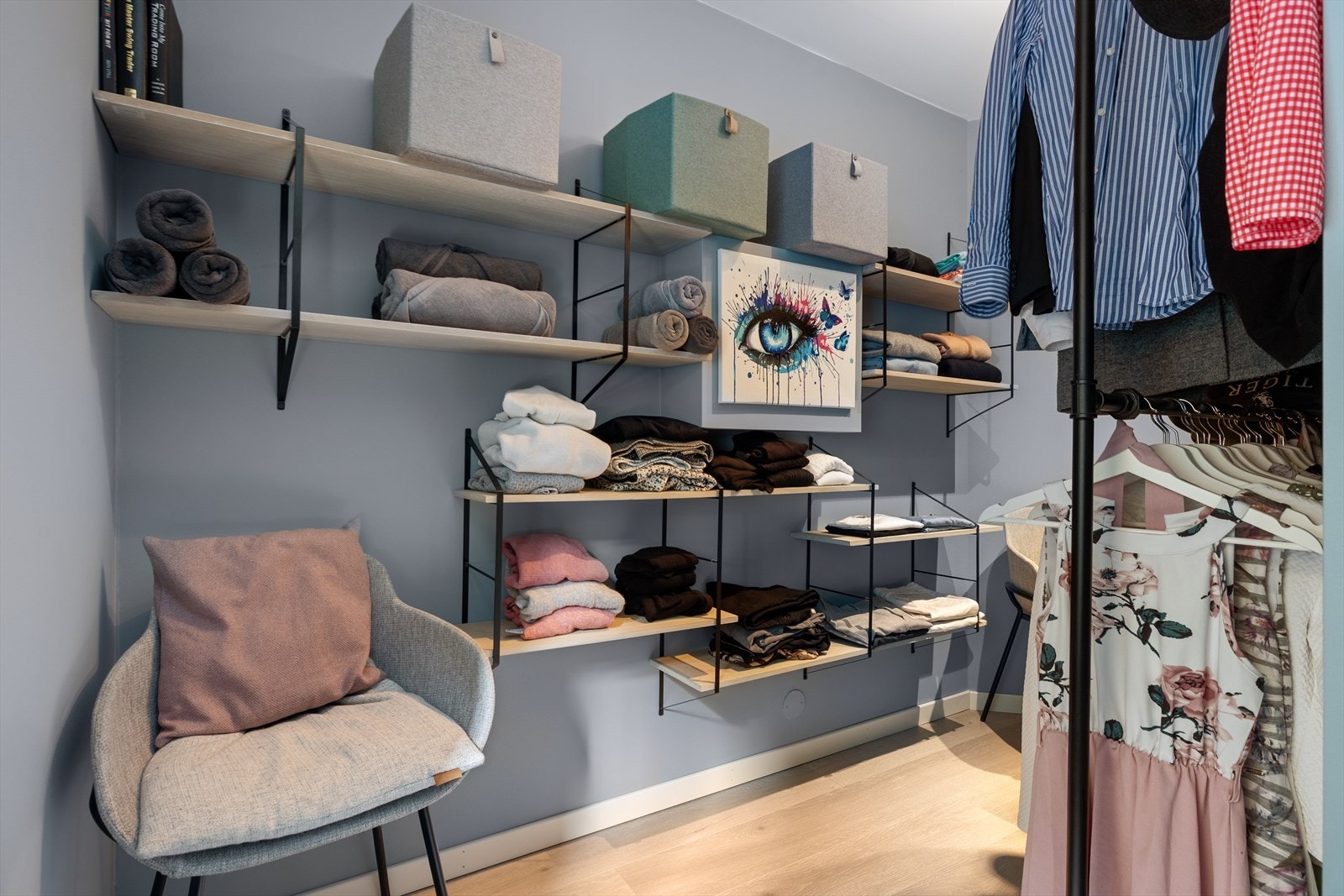 Praktisk walk-in closet. Galleribilde