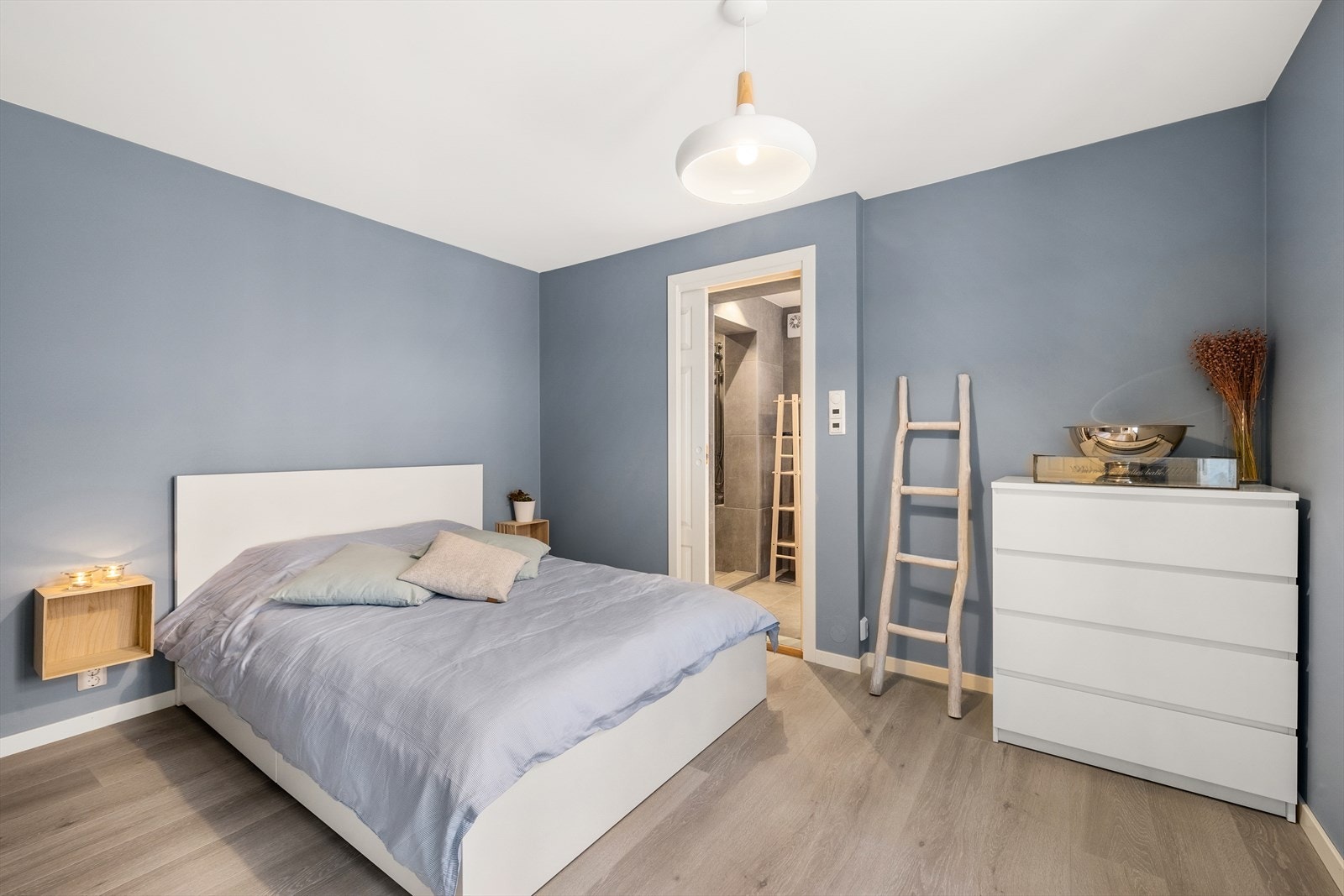 Romslig soverom. Galleribilde