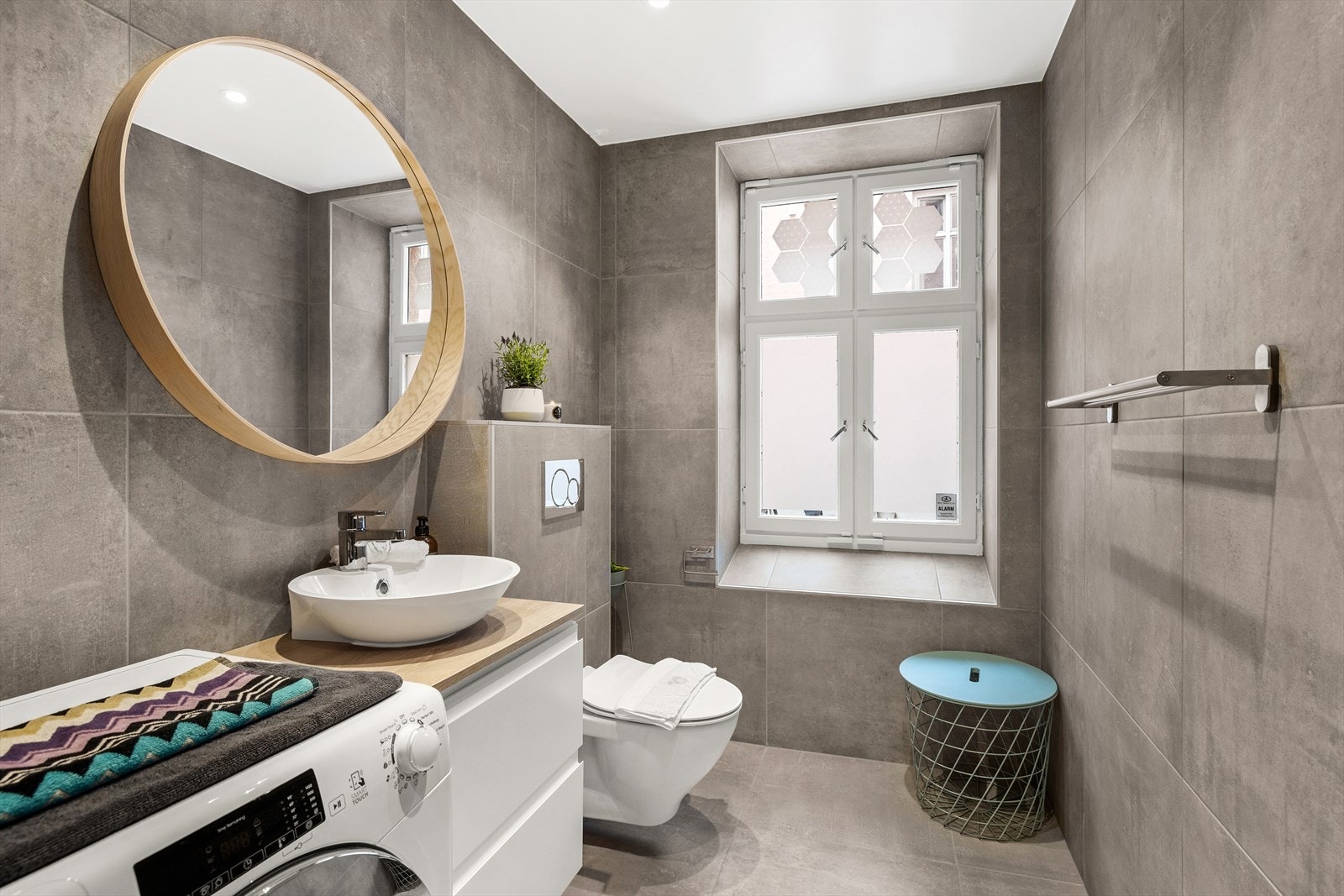 Bad med vindu mot skjermet bakgård. Galleribilde