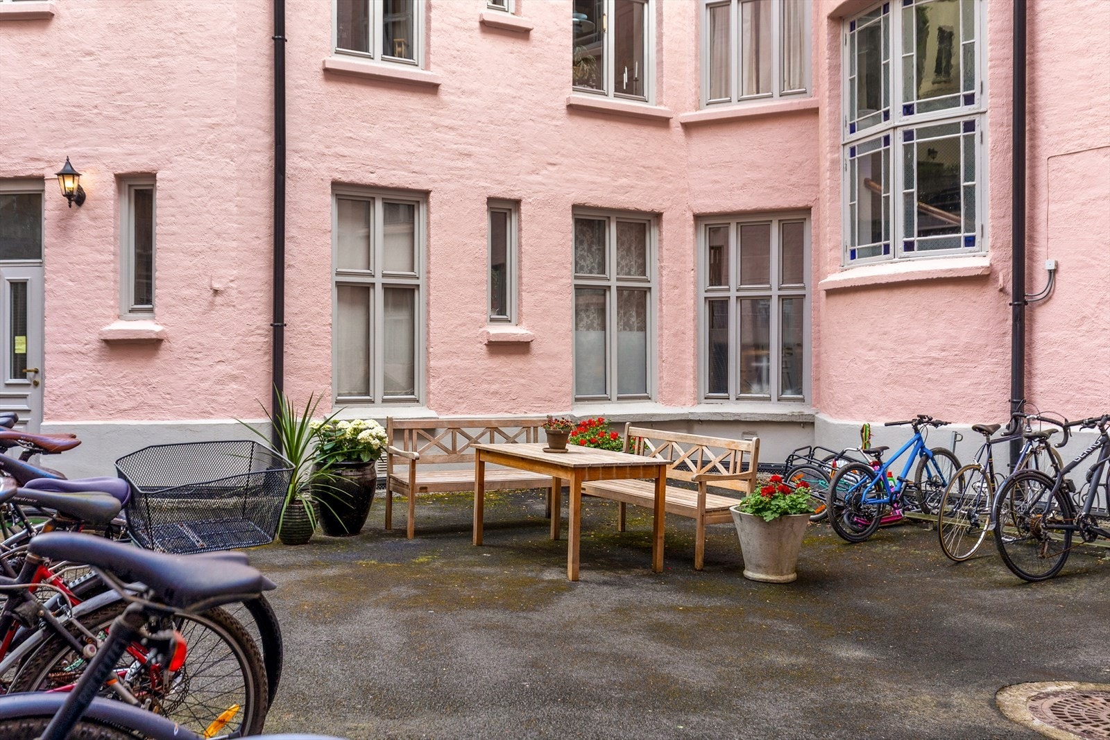 Hyggelig bakgård med sykkelskur og sittegruppe. Bakgården ble malt sommeren 2020. Begge trappeoppgangene ble pusset opp i 2022/23. Galleribilde