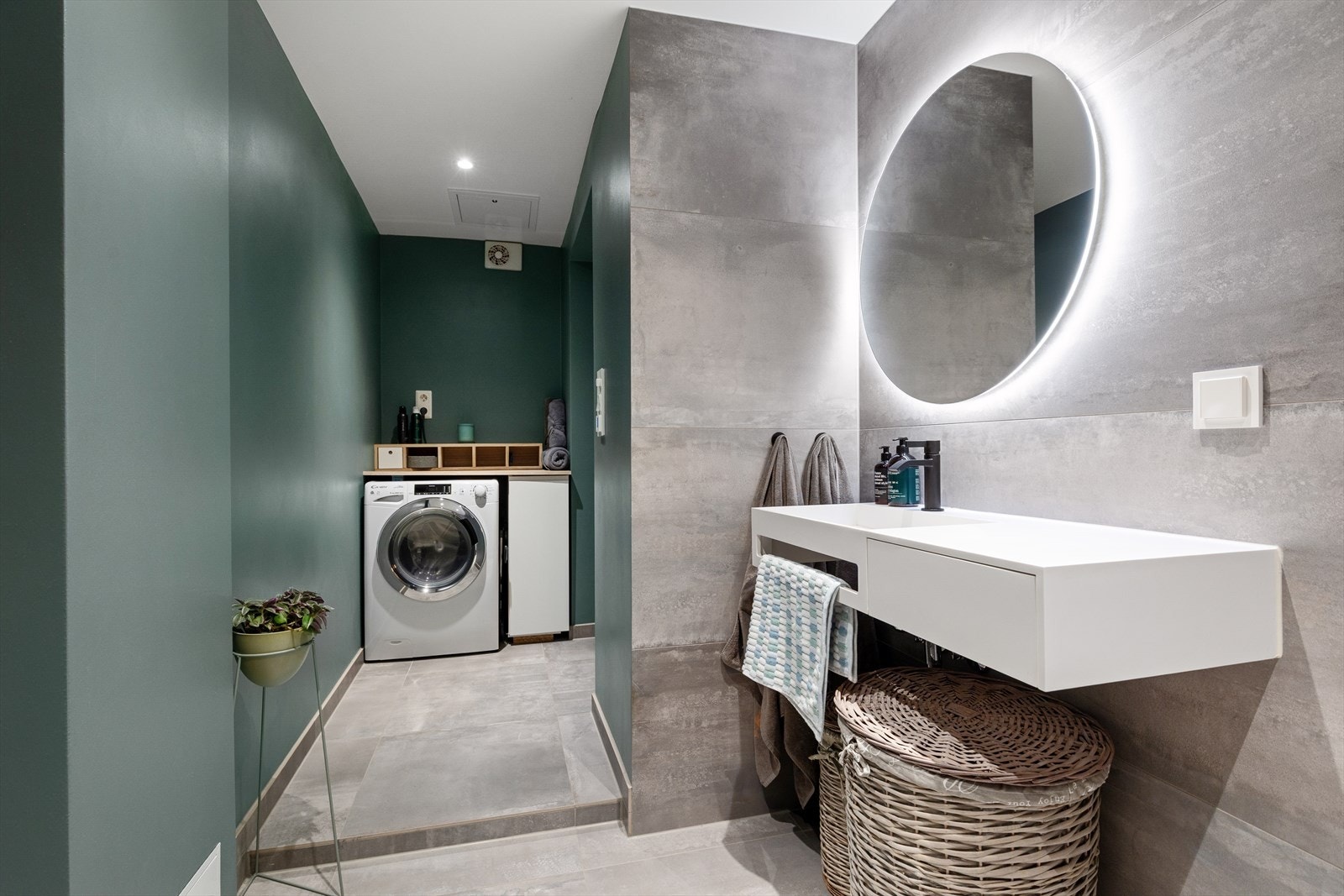 Delikat servant og opplegg for vaskemaskin. Galleribilde