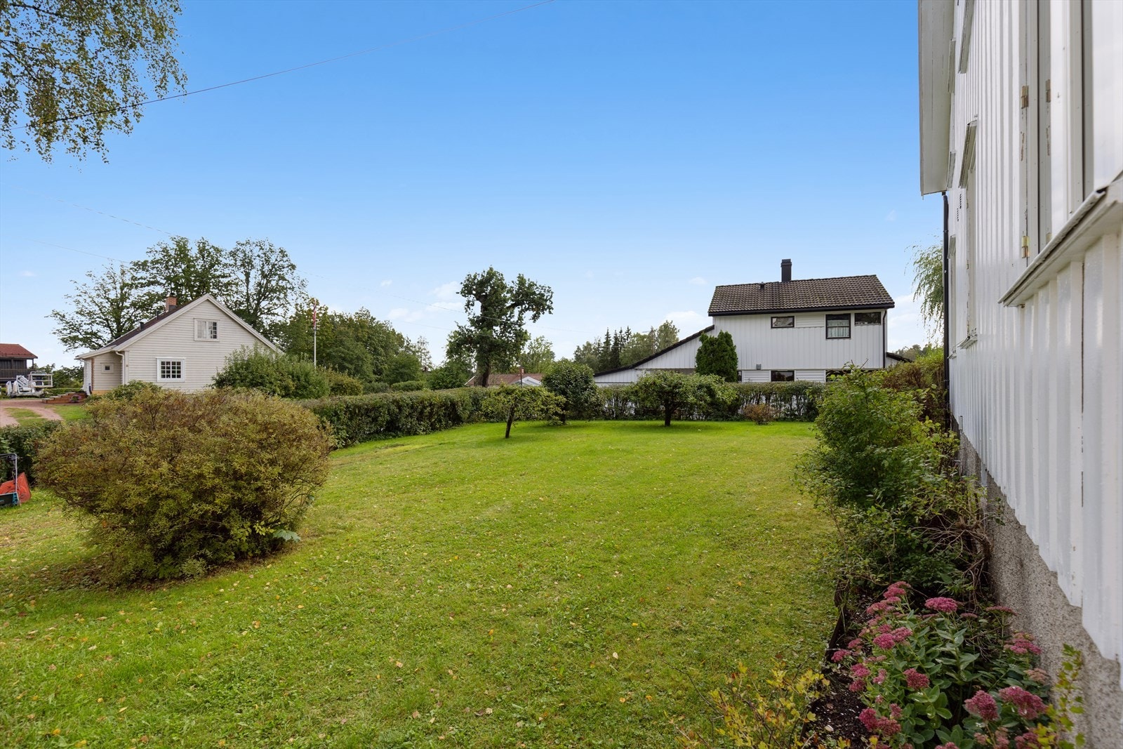 Stor hage som er perfekt for barnefamilier. Galleribilde