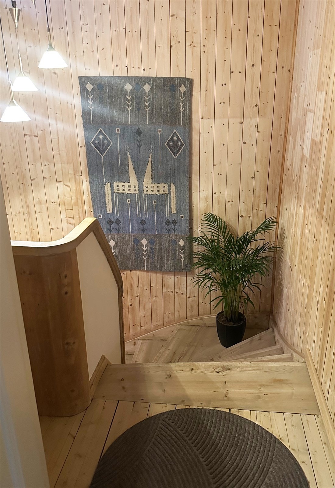 Gangen 1 ned trappa.jpg Galleribilde