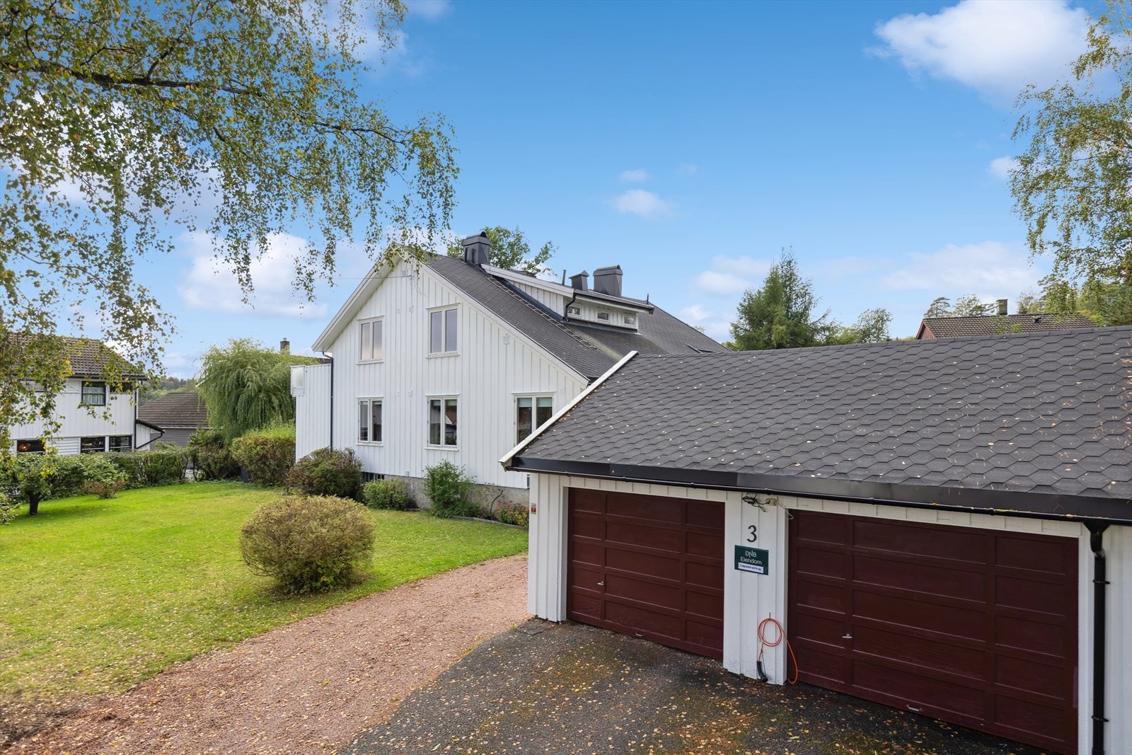 Garasjen til høyre tilhører seksjonen Galleribilde