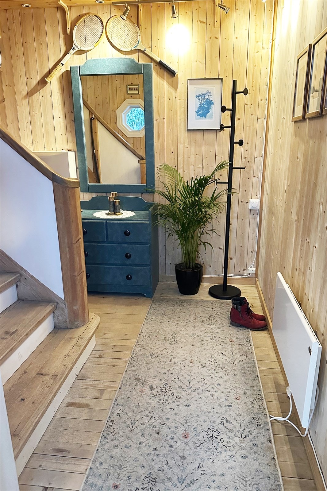 Gangen 2 fra ytterdøra.jpg Galleribilde