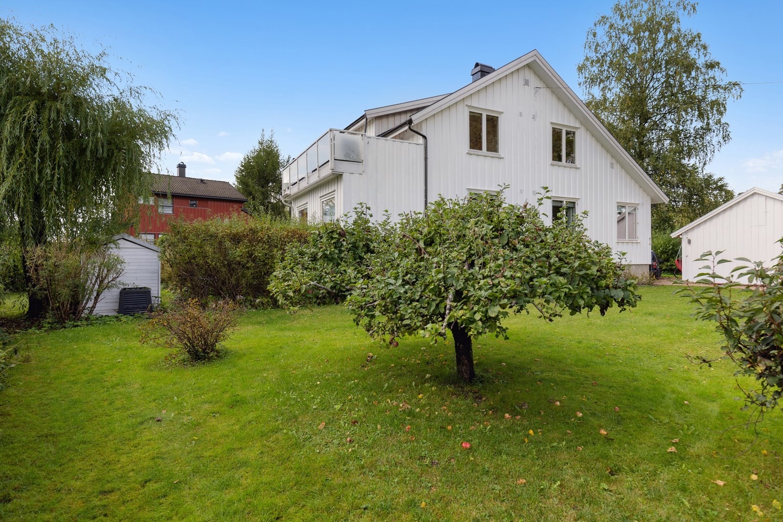 Eiendommen har en stor tomt med flott hage. Hagen er ikke delt inn i seksjoneringen. 1.etasje har sperret av sin del og bruker hagen bak eiendommen. 2.etasje bruker hagen foran boligen. Dette er en egen avtale mellom seksjonene og en naturlig inndeling. Galleribilde