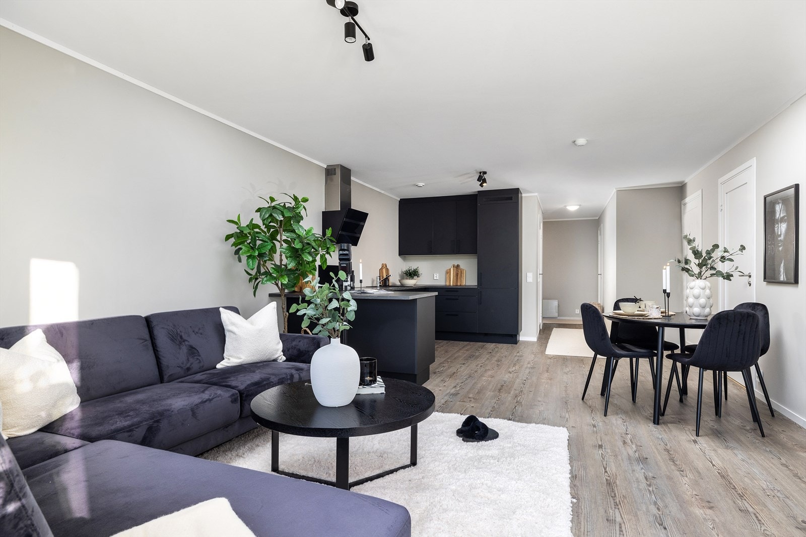 Stue og kjøkken er i åpen løsning. Her er det god plass til både spisebord og en romslig sofagruppe. Galleribilde