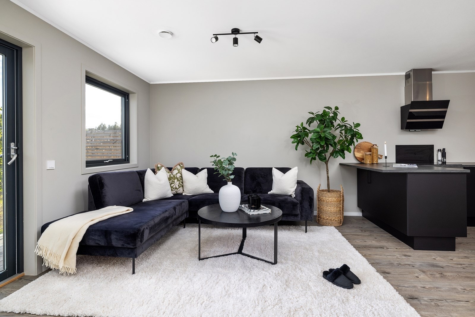 Leiligheten har balansert ventilasjon som sørger for behagelig inneluft gjennom hele året. Galleribilde