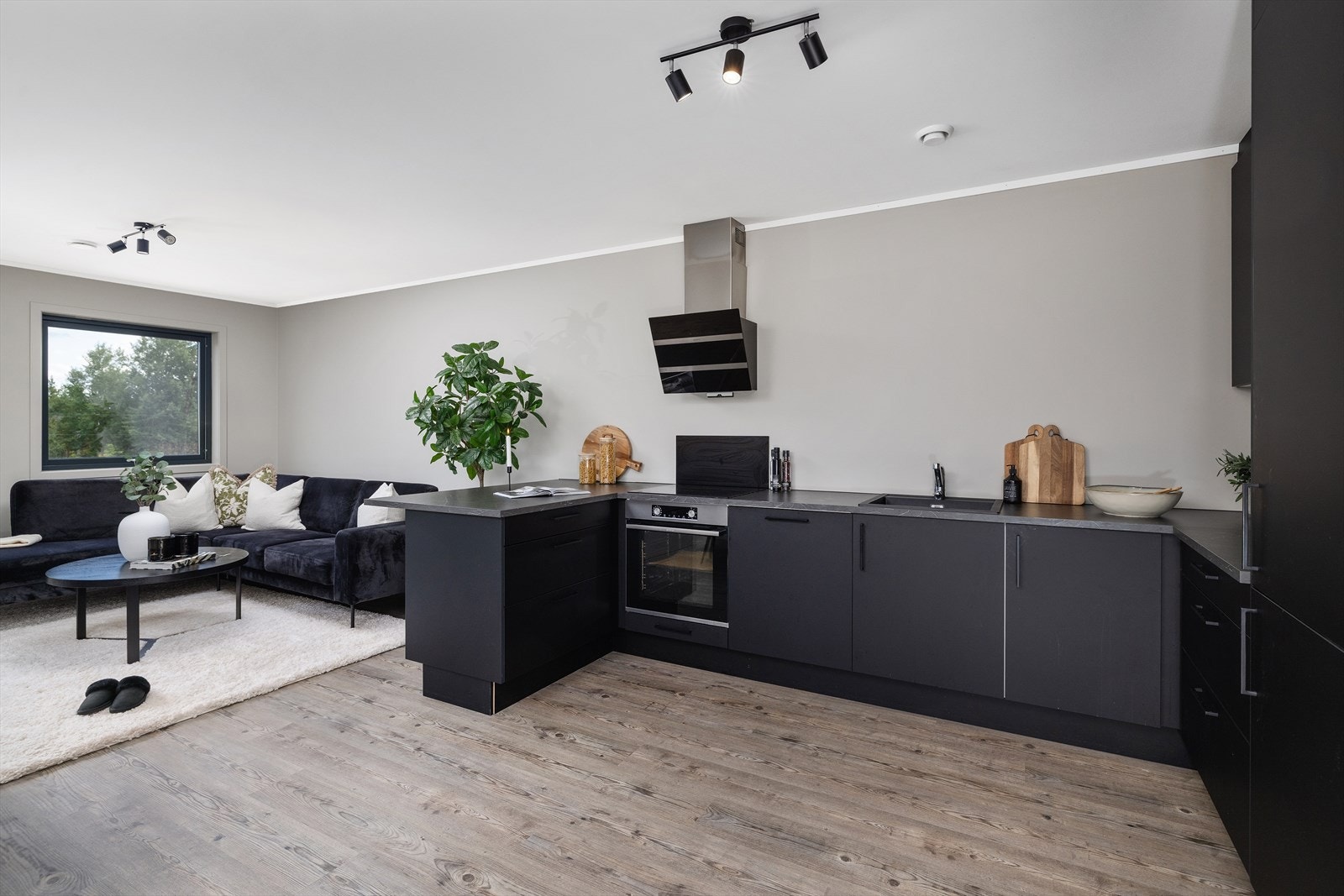 Delikat kjøkken med god benkplass. Galleribilde