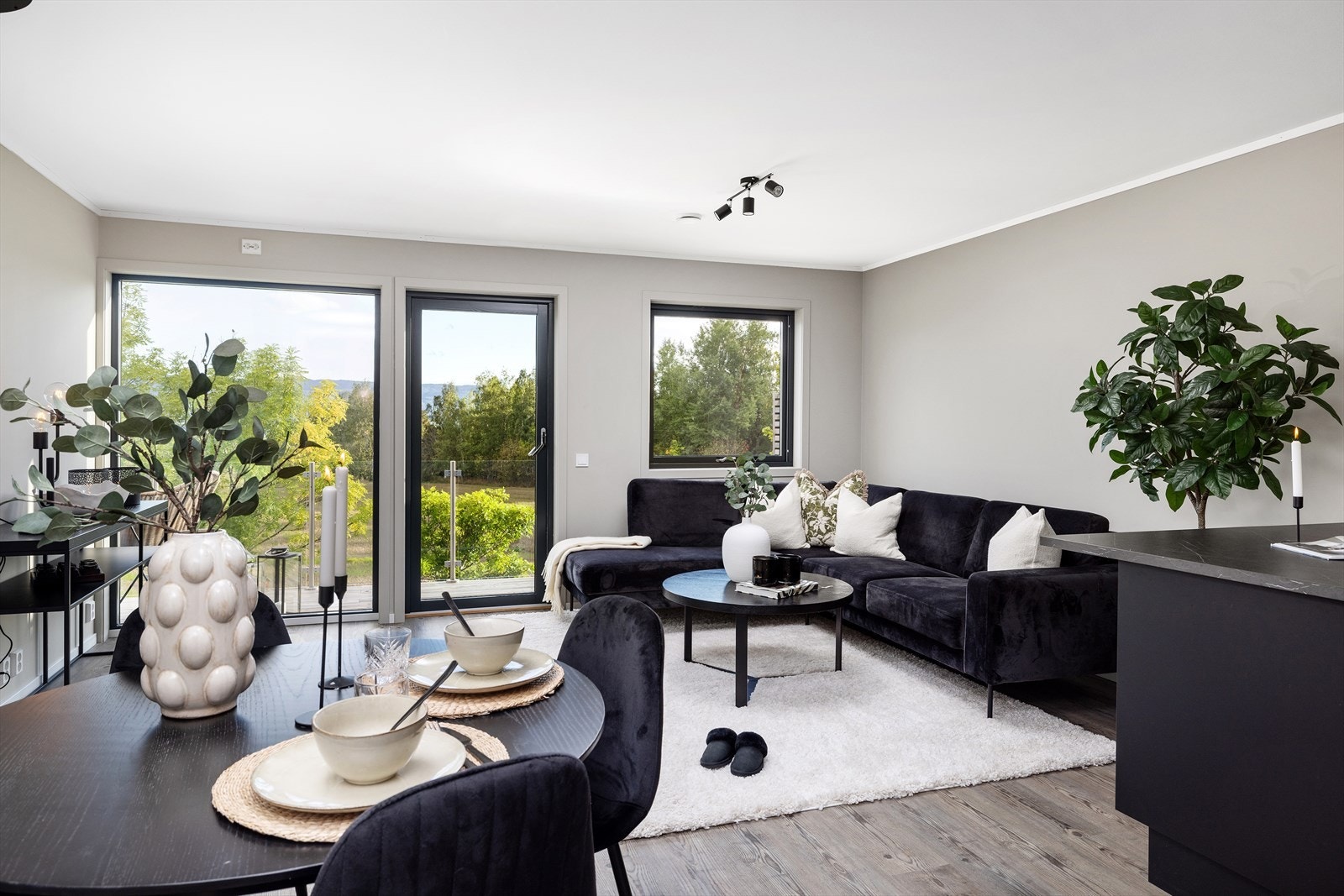 De store vinduene mot terrassen gir en utrolig god romfølelse. Galleribilde