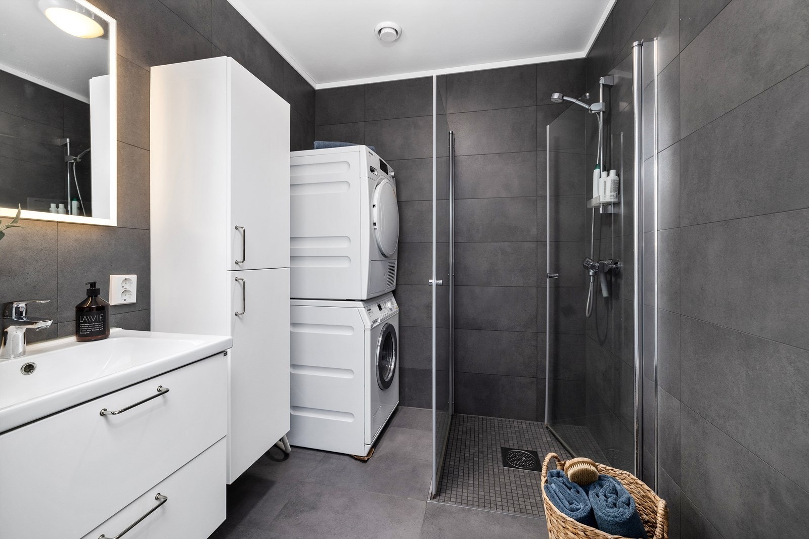 Helfliset bad med lekre fliser. Galleribilde