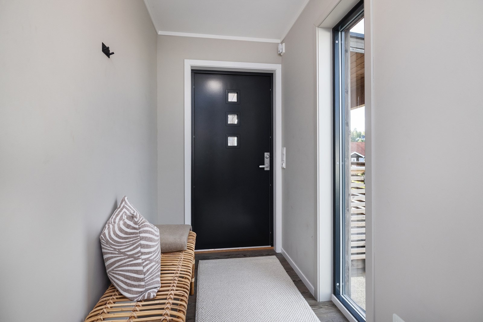 Når man kommer inn i leiligheten så møtes man av en romslig gang. Vinduet sørger for en god romfølelse. Galleribilde