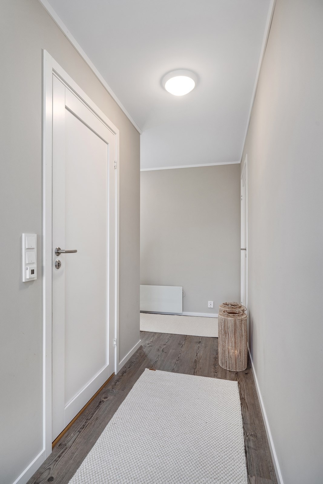 Badet ligger i midten av leiligheten og om vaskemaskinen går på kvelden så forstyrrer den ikke soverommene. Galleribilde