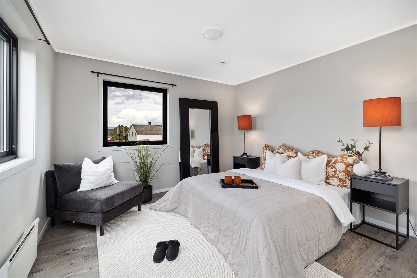 Leiligheten har 3 soverom. Dette er hovedsoverommet. Galleribilde