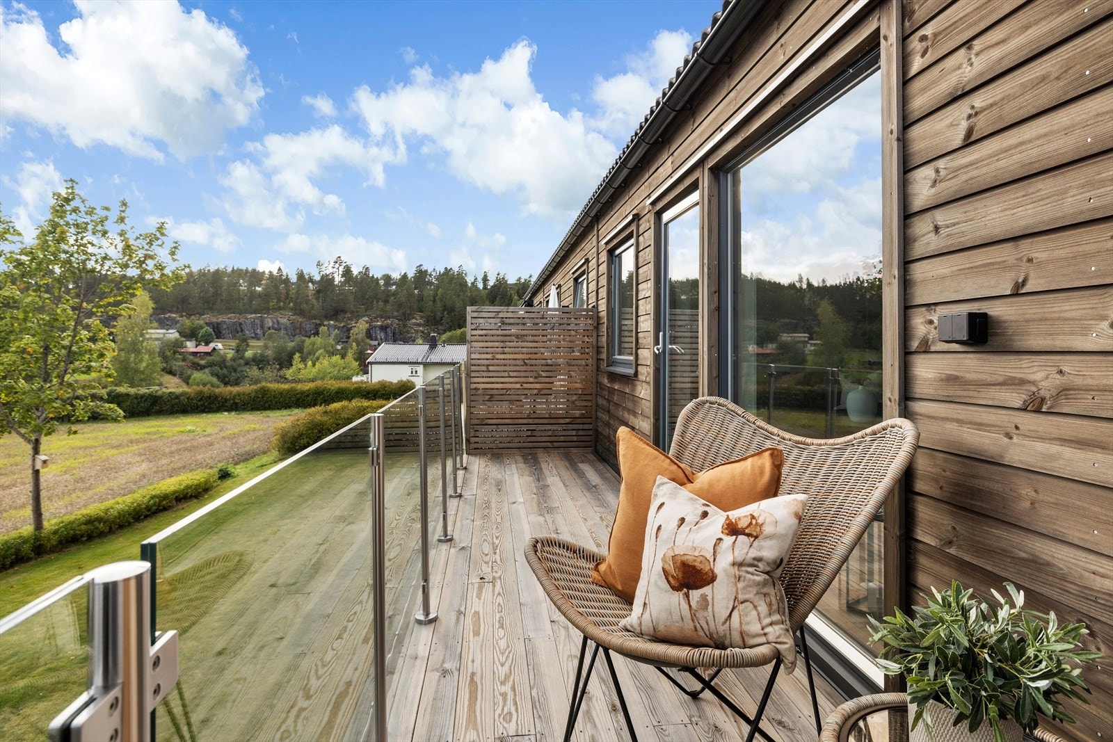 Her sitter man usjenert å kan nyte utsikten mot fjorden! Galleribilde